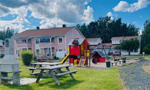 Toppen av höghus fotograferat från marken